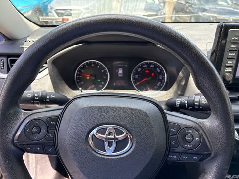 Used 2019 Toyota RAV4 XLE w/ Convenience Package FWD image 2