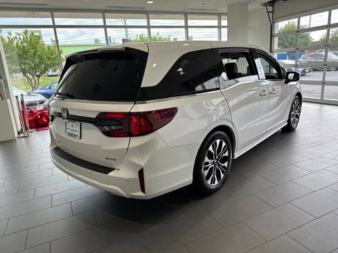 Used 2025 Honda Odyssey Elite image 8