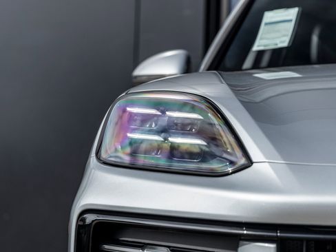 Certified 2026 Porsche Cayenne AWD/4WD image 18