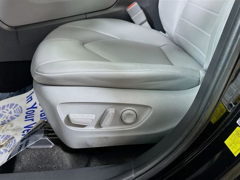 Used 2023 Toyota Highlander XLE image 18