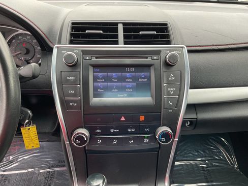 Used 2015 Toyota Camry SE FWD image 21