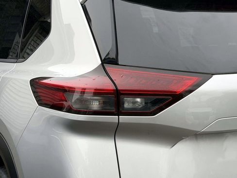 Used 2021 Nissan Rogue SV AWD/4WD image 10