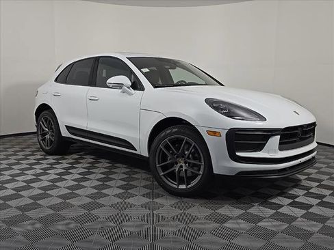 Certified 2025 Porsche Macan image 9