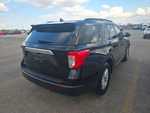 Used 2023 Ford Explorer XLT image 3