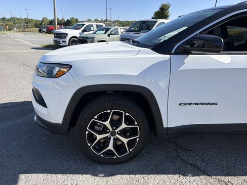Used 2025 Jeep Compass Limited AWD/4WD image 9