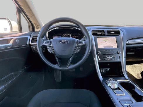 Used 2020 Ford Fusion SE FWD image 5