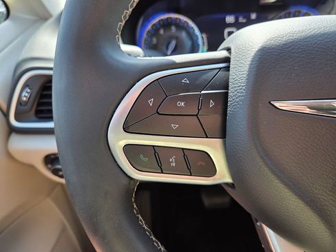 Used 2023 Chrysler Pacifica Touring-L FWD image 28