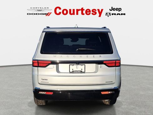 Certified 2022 Jeep Wagoneer Series II AWD/4WD image 6