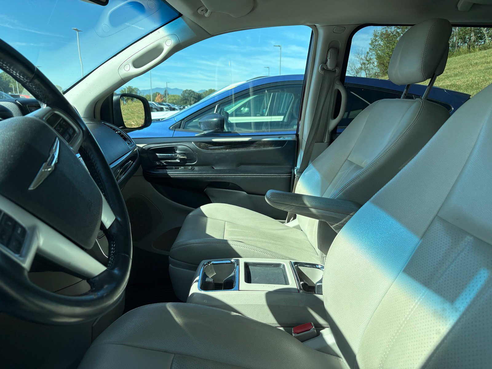 Used 2012 Chrysler Town & Country Touring w/ Entertainment Group #1 FWD image 7