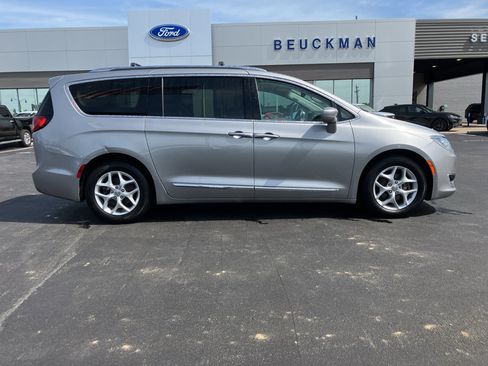 Used 2017 Chrysler Pacifica Touring-L Plus w/ Tire & Wheel Group FWD image 7