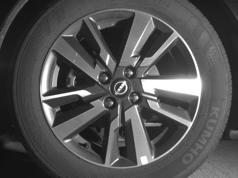 Used 2025 Nissan Versa SV image 12