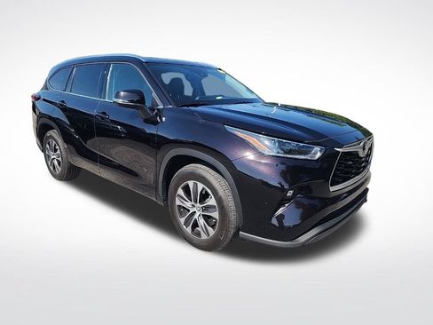 Used 2021 Toyota Highlander XLE FWD image 3