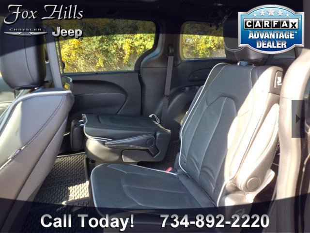 Certified 2025 Chrysler Pacifica Limited w/ Uconnect Theater Family Group FWD image 13