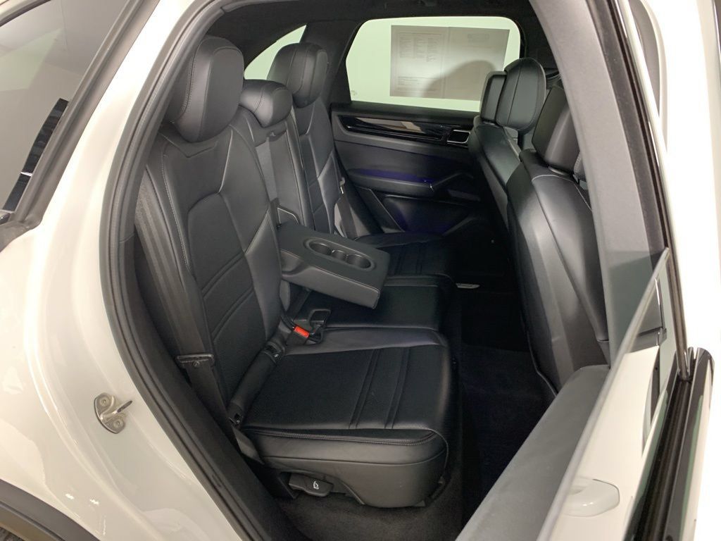 Used 2022 Porsche Cayenne AWD/4WD image 38