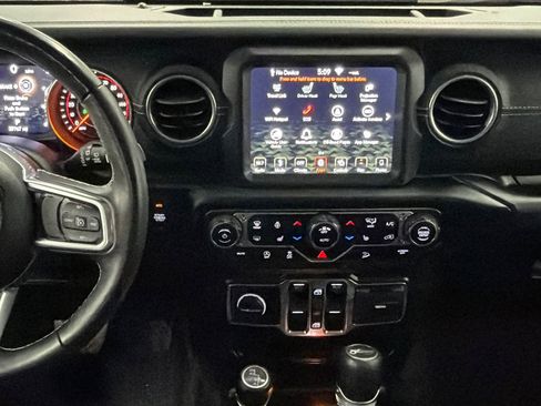 Used 2019 Jeep Wrangler Unlimited Sahara w/ Uconnect 4C Nav & Sound Group image 18