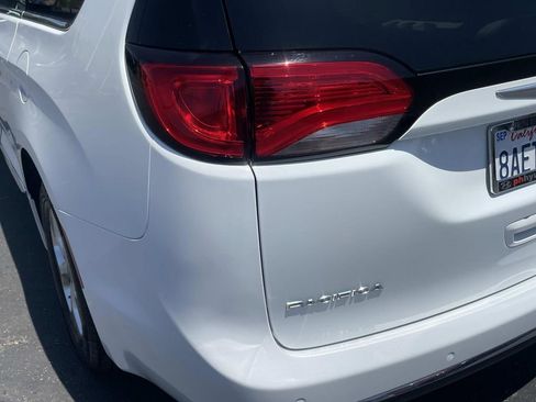 Used 2017 Chrysler Pacifica Touring-L Plus FWD image 6