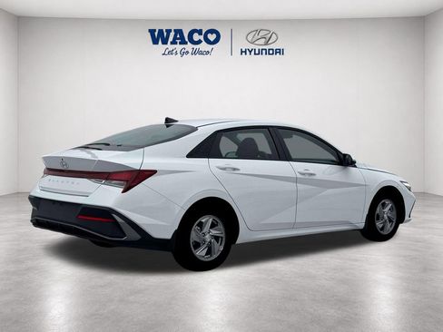 Used 2026 Hyundai Elantra SE FWD image 5