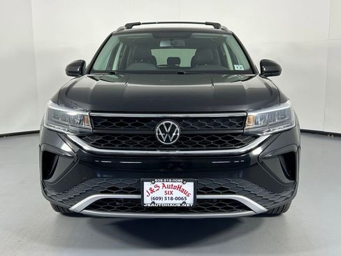 Used 2022 Volkswagen Taos SE w/ Panoramic Sunroof Package FWD image 2