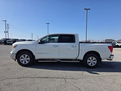 Used 2019 Nissan Titan SV w/ SV Convenience Package image 4