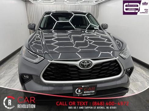 Used 2021 Toyota Highlander LE image 2