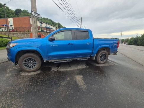 Used 2024 Chevrolet Colorado LT w/ LT Convenience Package II AWD/4WD image 4