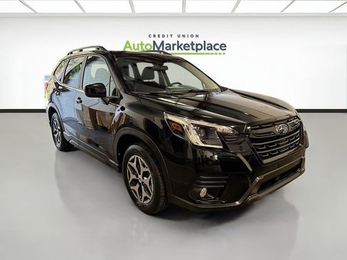 Used 2023 Subaru Forester Premium image 1