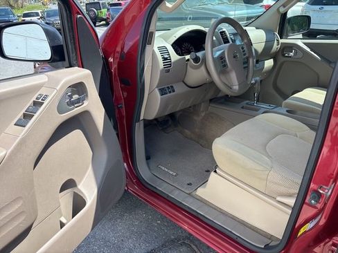 Used 2015 Nissan Frontier SV w/ SV Value Truck Package AWD/4WD image 11