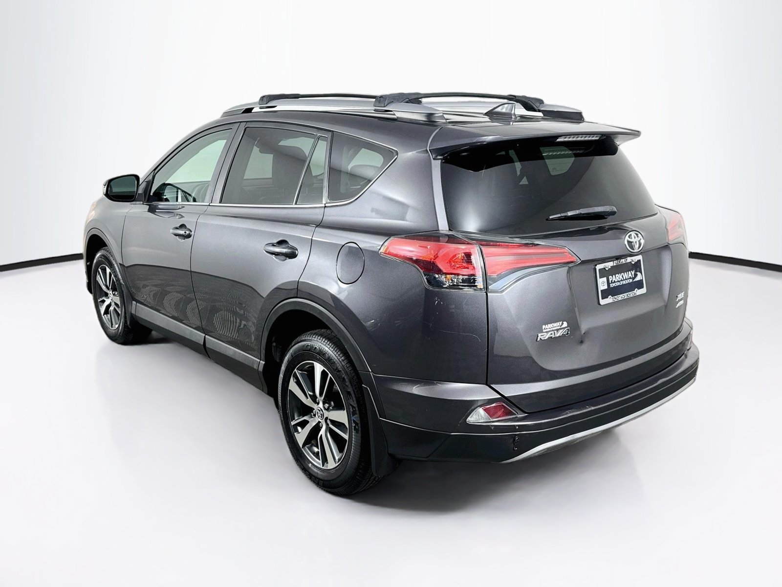 Used 2017 Toyota RAV4 XLE AWD/4WD image 4