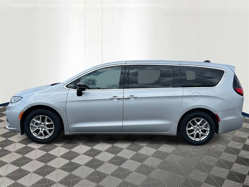 Used 2024 Chrysler Pacifica Touring-L image 2