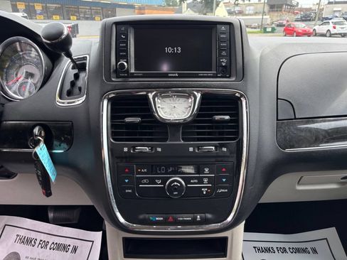 Used 2016 Chrysler Town & Country Touring FWD image 29