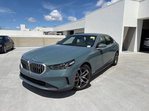 Used 2024 BMW i5 eDrive40i w/ Premium Package RWD image 3