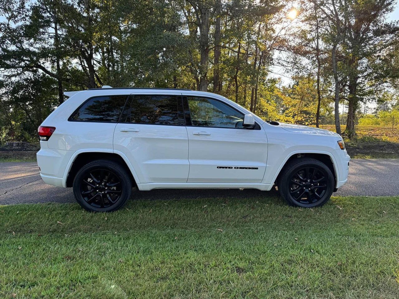 Used 2021 Jeep Grand Cherokee Laredo X RWD image 11