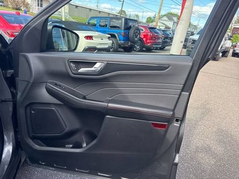 Certified 2025 Ford Escape ST-Line Select AWD/4WD image 31