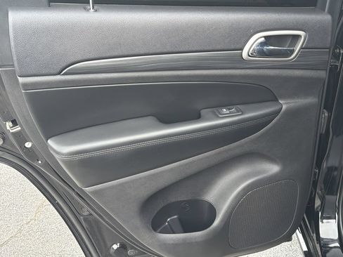 Used 2019 Jeep Grand Cherokee Altitude RWD image 16