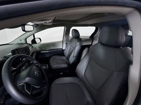 Used 2024 Toyota Sienna XLE w/ XLE Plus Package FWD image 5