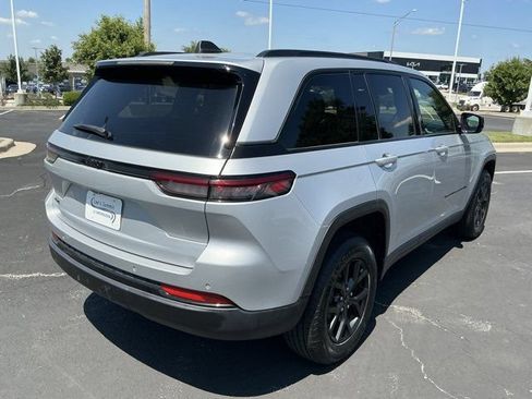 Used 2024 Jeep Grand Cherokee Altitude AWD/4WD image 4