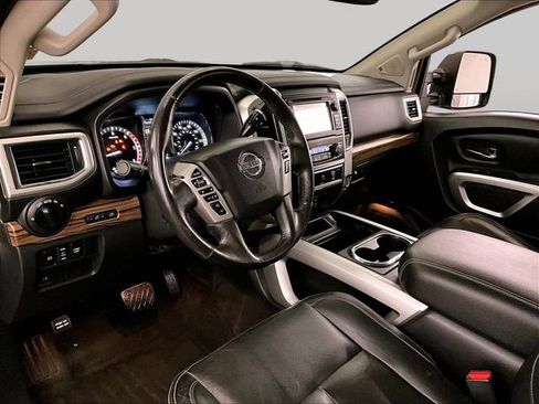 Used 2018 Nissan Titan SL w/ Chrome Package AWD/4WD image 12