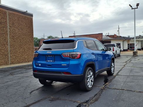 Used 2022 Jeep Compass Latitude AWD/4WD image 2