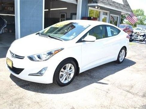 Used 2015 Hyundai Elantra SE w/ Option Group 02 FWD image 2