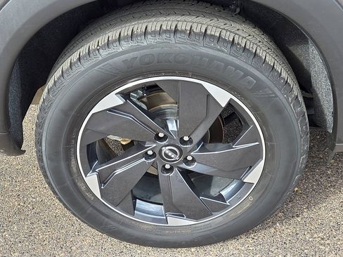 Used 2024 Nissan Rogue SV image 7