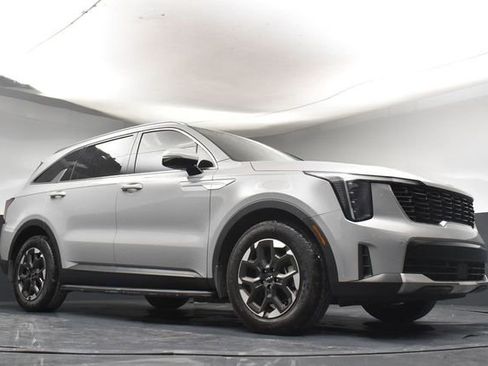 Certified 2025 Kia Sorento S w/ Panoramic Sunroof Package FWD image 33