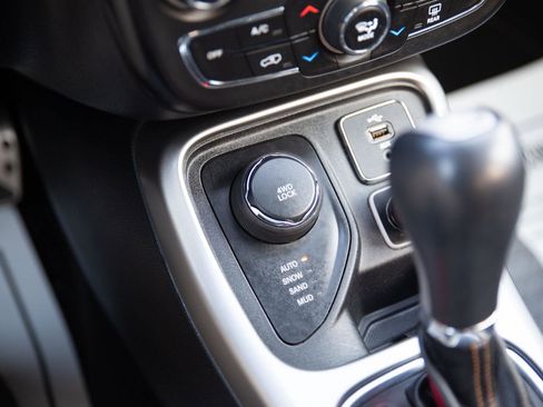 Used 2018 Jeep Compass Latitude w/ Popular Equipment Group image 14