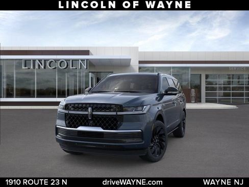 New 2025 Lincoln Navigator Reserve w/ Jet Appearance Package AWD/4WD image 2