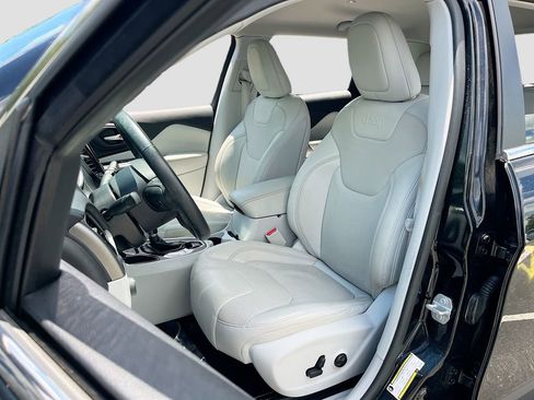 Used 2019 Jeep Cherokee Limited FWD image 21