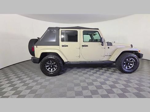 Used 2018 Jeep Wrangler Unlimited Sahara w/ Connectivity Group AWD/4WD image 35