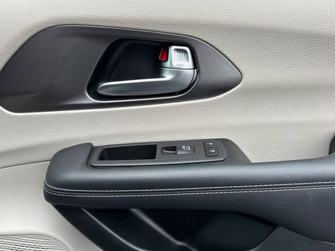 Used 2024 Chrysler Pacifica Touring-L image 19