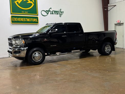 Used 2020 RAM 3500 Tradesman w/ Chrome Appearance Group image 3