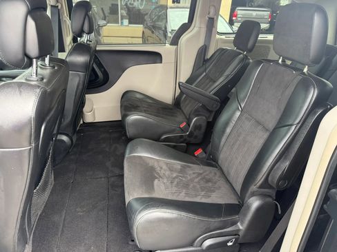 Used 2014 Chrysler Town & Country Touring-L FWD image 17
