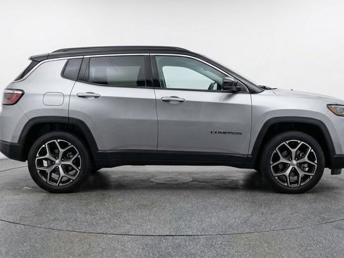 Used 2025 Jeep Compass Limited image 11