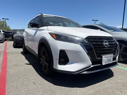 Used 2023 Nissan Kicks SR w/ SR Premium Package FWD image 3